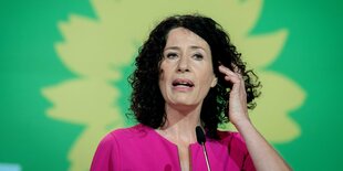 Das Foto zeigt die grüne Spitzenkandidatin Bettina Jarasch bei einer Parteitagsrede.