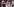 Protestierende vor Woelkis Wohnhaus fordern mit pinken Pappkreuzen Aufklärung der Missbrauchsfälle