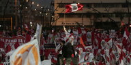 Menschenmenge in den rot-weiß-roten Nationfarben Perus
