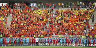 Die nordmazedonische Fußballauswahl steht vor der Tribüne und winkt ihren Fans zu