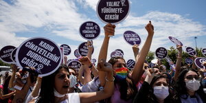 Demonstrierende türkische Frauen mit Schildern