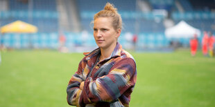 Nahaufnahme von Tabea Kemme im Stadion in Zivilkleidung