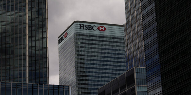 Ein Hochhaus mit dem Logo der HSBC