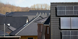 chleswig-Holstein, Schleswig: Dachflächen, zum Teil mit Sonnenkollektoren, in einer Wohnsiedlung mit Einfamilienhäusern und Doppelhäusern in einem Wohngebiet am Rande von Schleswig.