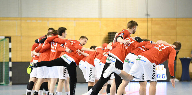 Mannschaft des HSV Hamburg feiert in der Halle