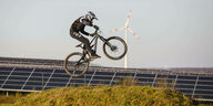 BMX-Radfahrer mit Helm auf einem Solardach