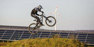 BMX-Radfahrer mit Helm auf einem Solardach