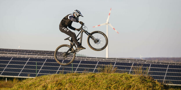 BMX-Radfahrer mit Helm auf einem Solardach