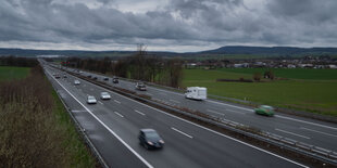 Autobahn durch Landschaft