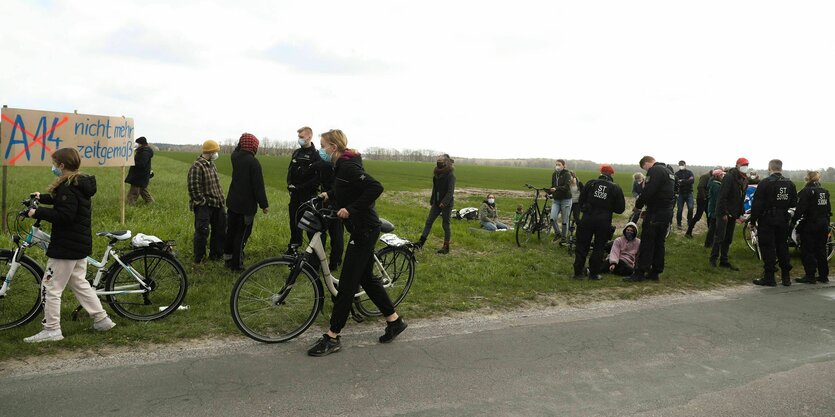 Eine Gruppe Klimaaktivisten vor einer Landschaft