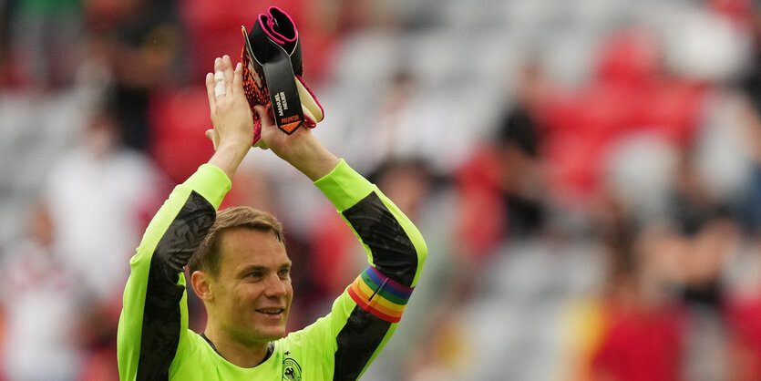 Manuel Neuer klatscht dem Publikum zu