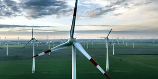 Windräder in einer Landschaft