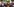 Pro-Palästinensische Demonstranten in Berlin halten Plakate und Fahnen hoch