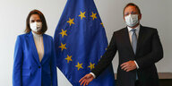 Swetlana Tichanowskaja, Oppositionsführerin aus Belarus, und Oliver Varhelyi, Erweiterungskommissar der EU, stehen zusammen vor einer Fahne der EU während eines Treffens der Außenminister der EU im Gebäude des Europäischen Rates.