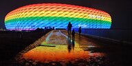 Allianz Arena bei Nacht mit Regenbogenbeleuchtung