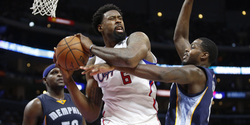 Der Basketballer DeAndre Jordan beim Rebound