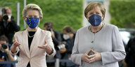 von der Leyen und Merkel mit Handgesten