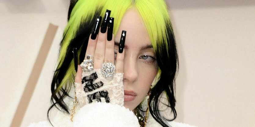 Billie EIlish mit Hand vorm Gesicht