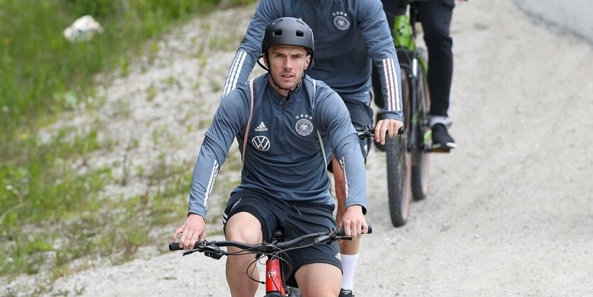 Mehrere MÄnner fahren Fahrrad