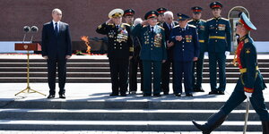 Putin steht mit Veteranen am Denkmal des unbekannten Soldaten in Moskau