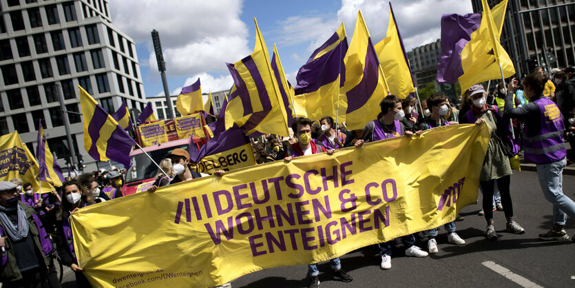 Viele Menschen hinter einem Enteignungs-Transpi bei einer Kundgebung am Potsdamer Platz