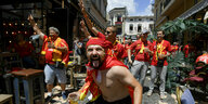 Jubelnde mazedonische Fans auf der Straße