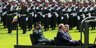 Präsident Juan Manuel Santos mit Militär