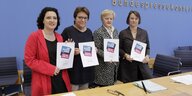 Vier Frauen halten Zettel vor sich, auf denen steht: "Heute werde ich fair bezahlt – heute bezahle ich fair". Es sind carola Reimann, Cornelia Möhring, Renate Künast und Henrike von Platen.