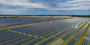 Eine große Solaranlage auf einer Wiese