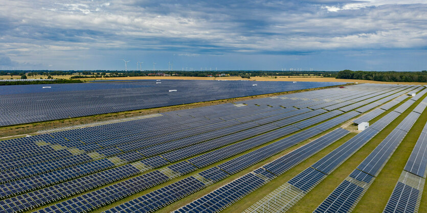 Eine große Solaranlage auf einer Wiese