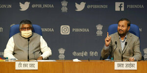 Die indischen Minister Ravi Shankar Prasad (links) und Prakash Javadekar (rechts) auf einer Pressekonferenz in Neu Delhi, Indien.