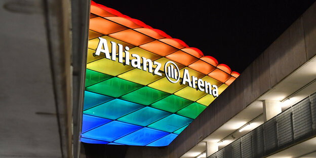 Die Allianz Arena in München in ihrer schönsten Beleuchtung: Regenbogenfarben