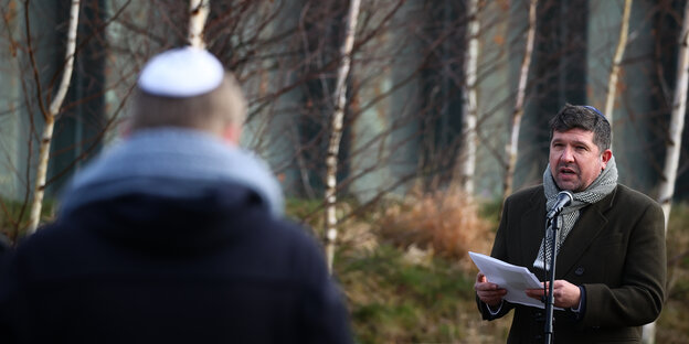 Eli Fel von der Jüdischen Gemeinde hält eine Rede am Gedenkort Hannoverscher Bahnhof