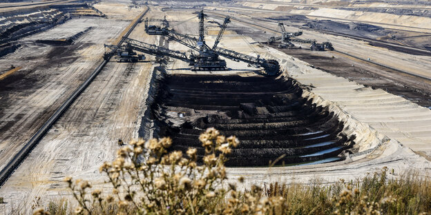 Ein Bagger in einem Kohle Tagebau