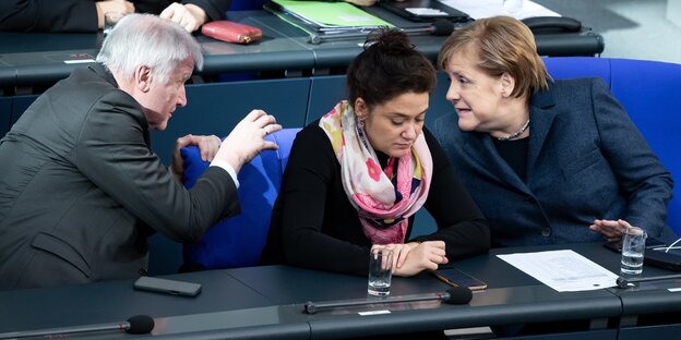 Die Bremer Bundestagsabgeordnete Sarah Ryglewski (SPD) sitzt im Bundestag auf der Regierungsbank zwischen Innenminister Horst Seehofer (CSU) und Kanzlerin Angela Merkel (CDU), die hinter ihrem Rücken diskutieren
