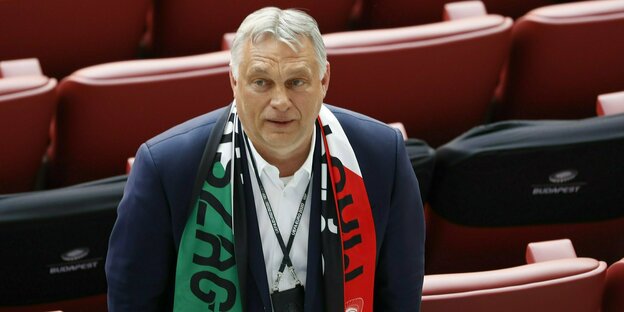 Viktor Orbán mit Ungarn Schal im Stadion