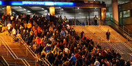 Eine Treppe voller Fans auf dem Weg zur Metro-Station in der Nähe vom Wembleystadion