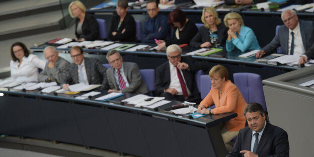 Regierungsbank im Bundestag mit Ministern und Kanzlerin