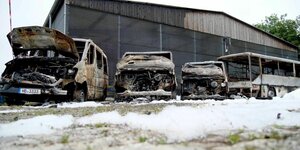 drei abgebrannte Polizeiautos nach dem Anschlag in Bremen-Huckelriede