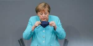 Eine Frau im hellblauen Blazer: Angela Merkel