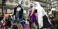 Drag Queens beim Pride March in Paris