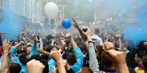 Dicht gedrängt feiern Fussballfans in England