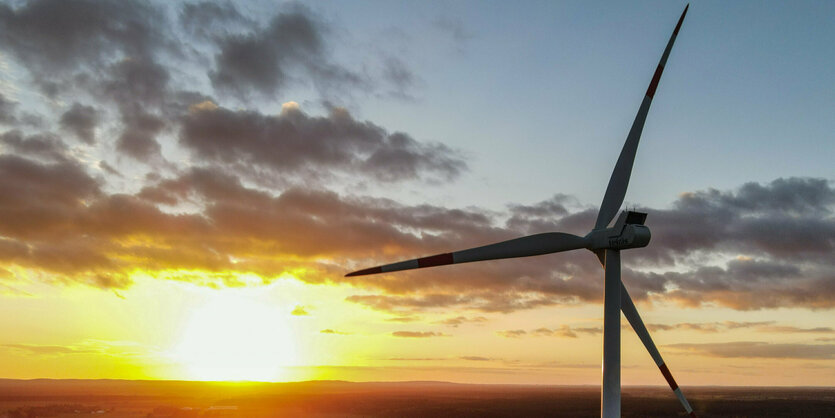 Windrad im Sonnenuntergang im brandenburgischen Siversdorf