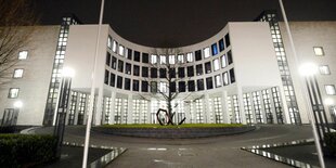 Das Gebäude der Bundesanwaltschaft in Karlsruhe, bei Nacht aufgenommen.