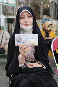 Frau mit schwarzem Kopftuch Frau mit schwarzem Kopftuch