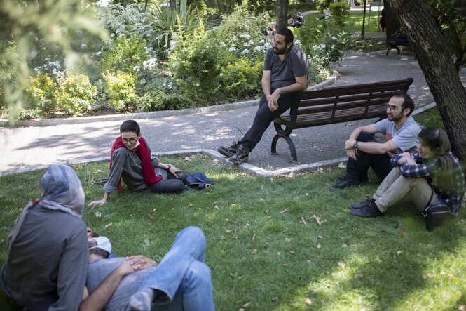 Junge Menschen in einem Park