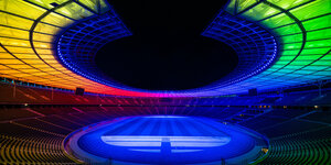Das Olympiastadion in Berlin, während des EM-Spiels Deutschland gegen Ungarn in Regenbogenfarben beleuchtet