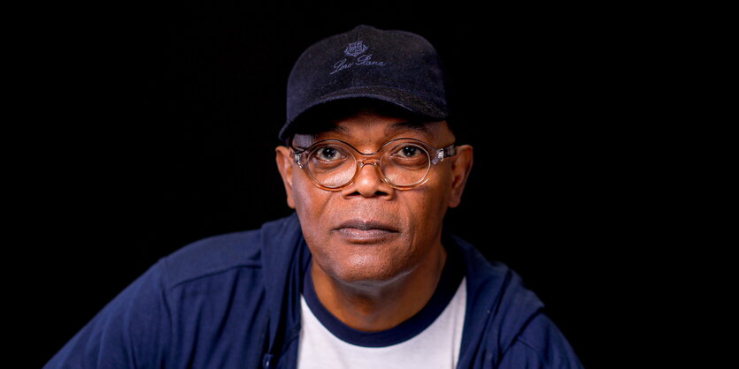 Schauspieler Samuel L. Jackson steht an einem Redepult