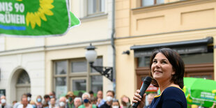 Annalena Baerbock guckt nach oben