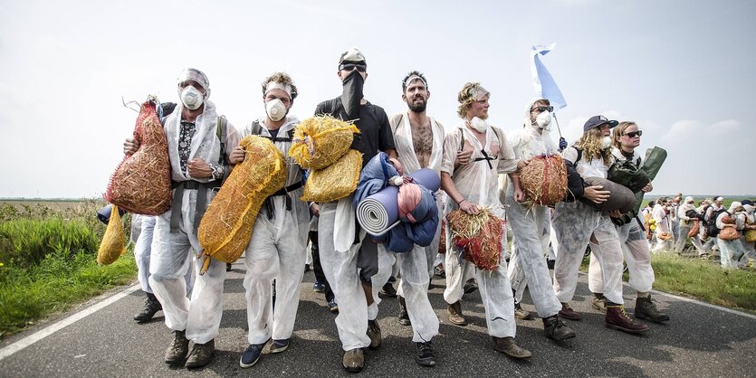 Eine Gruppe Demonstrierender in den weißen Overals, dem Erkennungszeichen von Ende Gelände